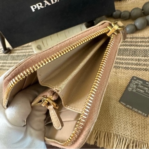 Authentic 💯 percent Prada Saffiano Fiocco Bow Leather Round zip Long wallet - Picture 11 of 13